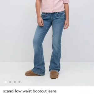 Scandi low bootcut - Sjukt snygga jeans från Gina Tricot, lågmidjade och i bra skick, dock lite slitna ner till vid fötterna. Hör av er för fler bilder och frågor!!🥰🥰 storlek 170