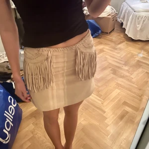 Kjol i mocka - Så snygg mocka kjol 🩷 Köpt vintage i Köpenhamn men är i väldigt bra skick!! Pris kan diskuteras vid snabb affär ☺️🫶