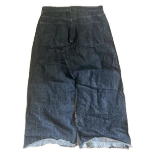 Baggy weekday jeans - Riktigt snygga ser ut som raw denim men är inte det. Cheap Monday och riktigt snygg passform. Klippta där nere men passar bra.