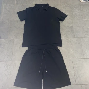 Svart shorts och pike - Svarta shorts och pike. De har en loose fit och är perfekta för chill dagar. Materialet känns mjukt och luftigt, vilket gör dem sköna att bära under varma dagar.