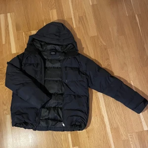 Everest vinterjacka - Dunjacka med märket Everest köpt från stadium. Nypris runt 1400kr, säljer eftersom den är lite för liten för mig, står att den är xs men har passform upp till M, jag är 190 och den passar just inte mig. För följdfrågor så är det bara fråga.