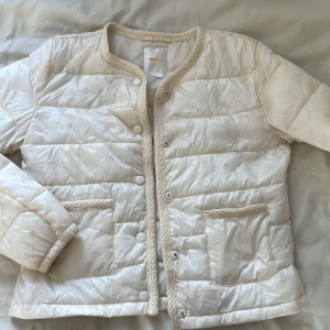 Vit quiltad pufferjacka från Gina Tricot - En puffer jacka ifrån Gina Young 💞 jackan är i storlek 146-152 och är helt oanvänd. 