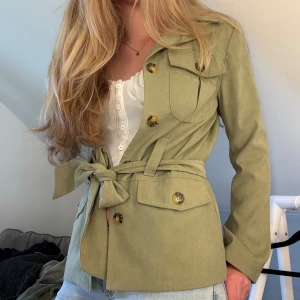 Trenchcoat  - Snygg trenchcoat från NA-KD! Jätte fin färg 🥹🥹💕