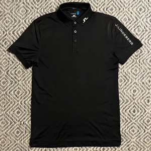 J.Lindeberg Piké - J.Lindeberg Piké! | Skick 9/10 mycket bra | Nypris 900kr | Mitt pris 299kr | Kom pm vid frågor eller funderingar! | Postas eller hemleverans i Gävle området!