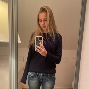 Mörkblå stickad tröja från Lexington - Säljer en enkel och stilren mörkblå stickad tröja från Lexington i storlek XS. Tröjan har rund halsringning och långa ärmar, perfekt för lager-på-lager under kyligare dagar. Skön passform och klassisk look.