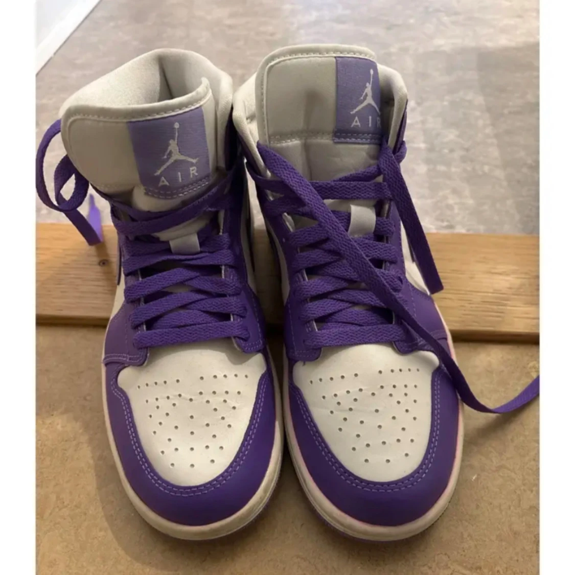 Nike Air Jordan 1 mid lila/vita sneakers