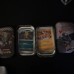 Pokémon Trading Card Game samling - Upptäck en spännande samling Pokémonkort i snygga plåtlådor! Perfekt för dig som älskar att samla, byta och spela Pokémon TCG. Korten har coola motiv och varierande krafter – en rolig utmaning för både nya och erfarna tränare. Köpte båda för 400 kr säljer för 300 kr