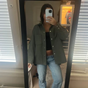 Grön kappa - Snygg grön kappa från Zara. Köpt för några år sen men utan några defekter. Jättefin och perfekt till hösten