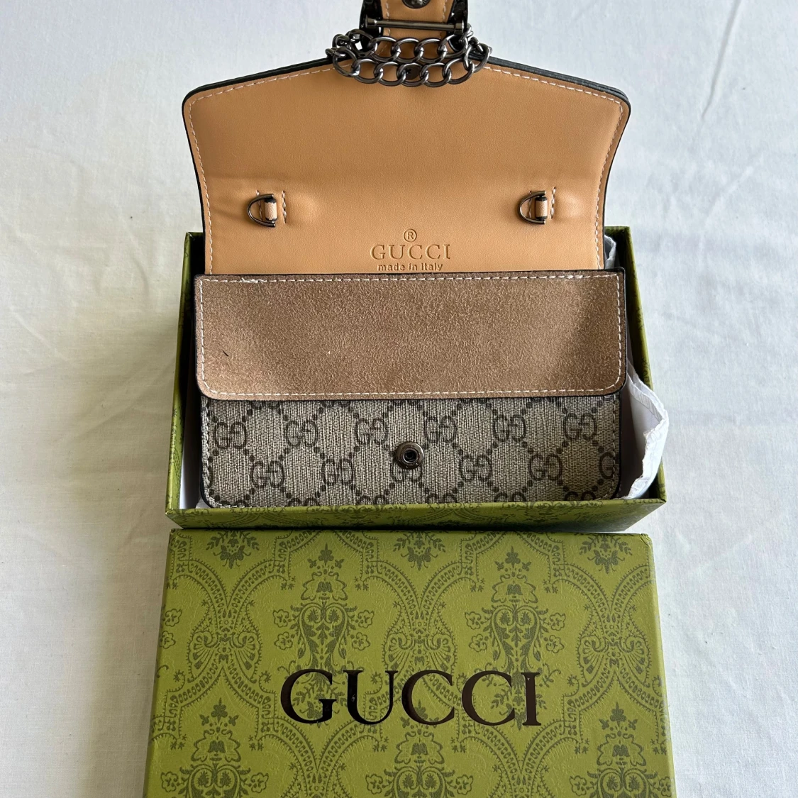 Gucci beige axelväska med kedja - 1