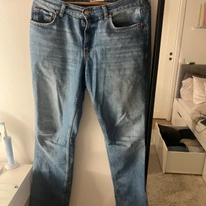 Blå jeans från Gina tricot - Snygga blå jeans från g perfect jeans i klassisk femficksmodell. Jeansen har rak passform och normal midja, tillverkade i slitstarkt denimtyg. Perfekta för dig som gillar en tidlös och avslappnad look.