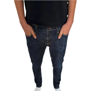 Nudie Jeans - Säljer dessa feta Nudie Jeans i modellen skinny lin. W30 L32. Skick 9/10! Modellen är 178. Hör av dig vid minsta fundering!
