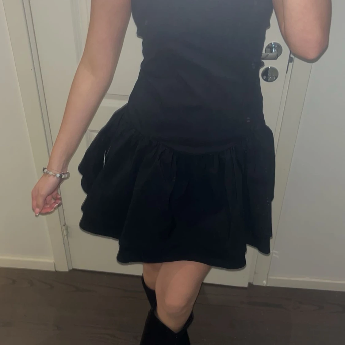 Svart kort klänning från Boohoo