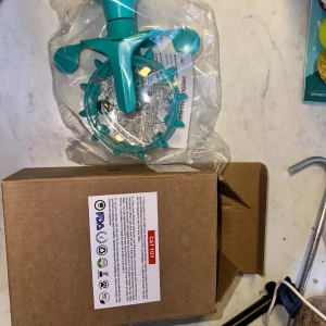 Interactive Cat Toy with Suction Cup Kattleksak - Interaktiv Aktivitetsleksak - Ny interaktiv leksak för katter med sugpropp för enkel montering på släta ytor. En rolig och engagerande kattleksak som stimulerar din katts naturliga instinkter. Leksaken är utformad för att ge både fysisk och mental stimulans. Den är tillverkad av ABS/TPR material och är säker för din katt att leka med. Perfekt för att hålla din katt sysselsatt och underhållen. roterande design med piggar och transparent del för extra stimulans. Levereras med originalförpackning och manual. 