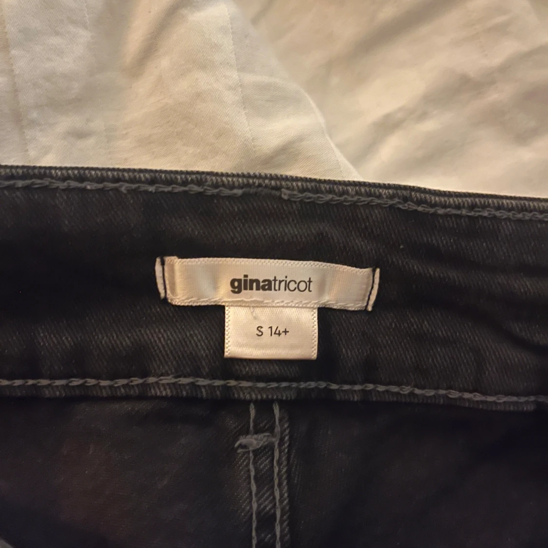 Snygga gråa low waist bootcut jeans!! - 1