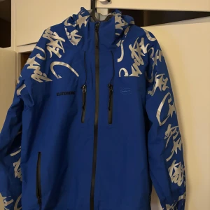 Corteiz Jacka Elitework - Corteiz Elitework Shell jacket Storlek M TTS Bra kvalité och bra skick. Använt fåtal gånger. Grym jacka Har en rosa därav säljer jag.