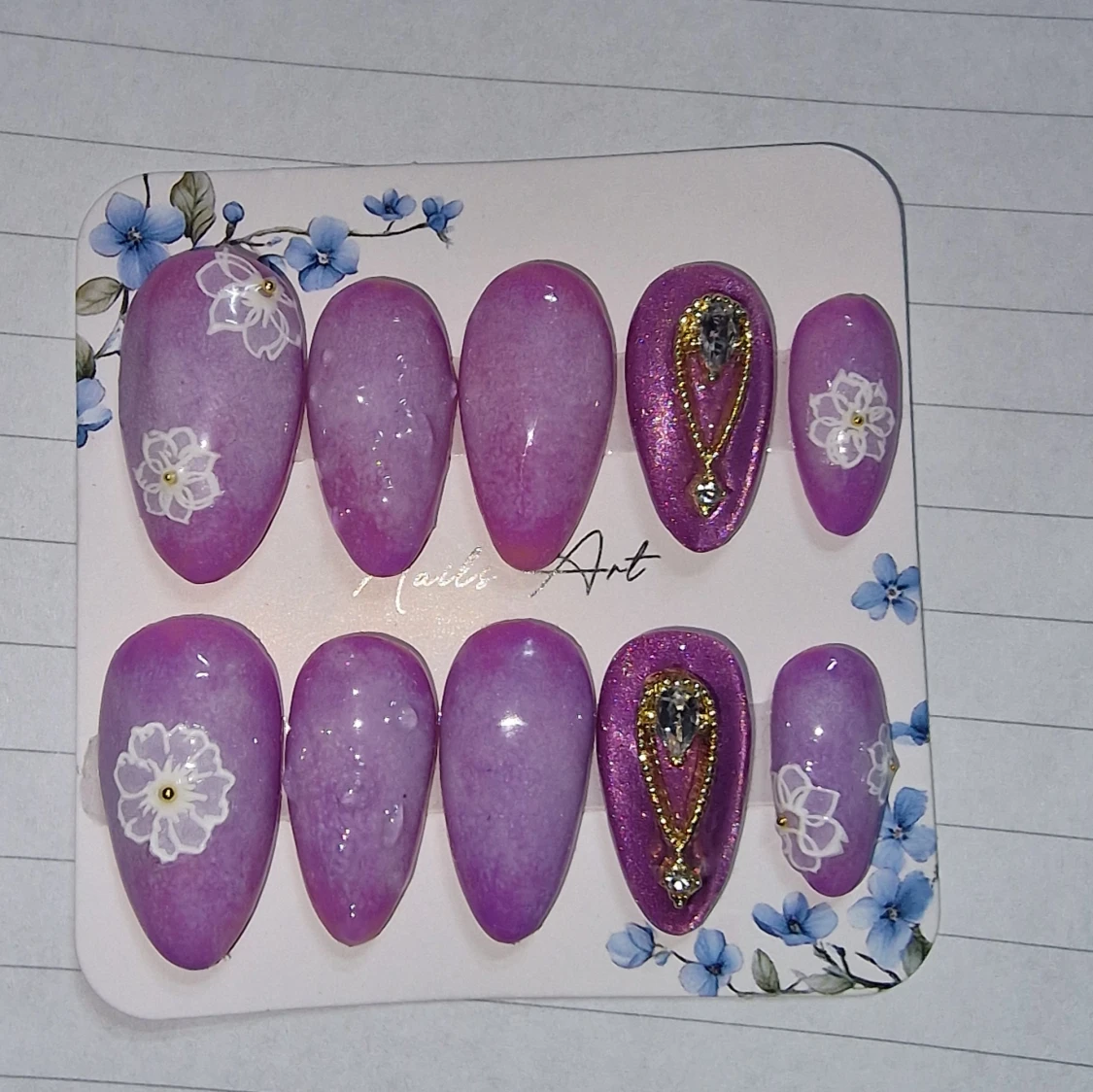 Lila konstgjorda naglar med blommor kommer med rengöring, lim & sticki pads. nagel storlek: M - 2