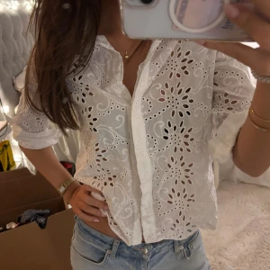 Blus - Super snygg vit blus!!