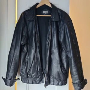 Äkta Skinnjacka  - Äkta svart skinnjacka i bra skick, finns två ytterfickor och två innerfickor🖤