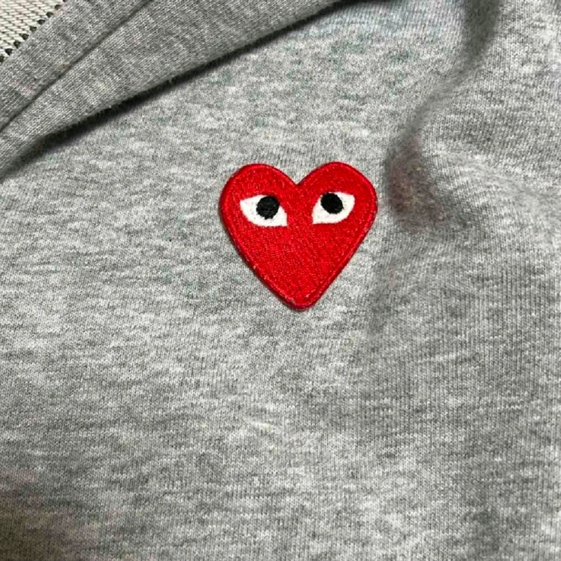 Grå hoodie Comme des Garçons Play - 1