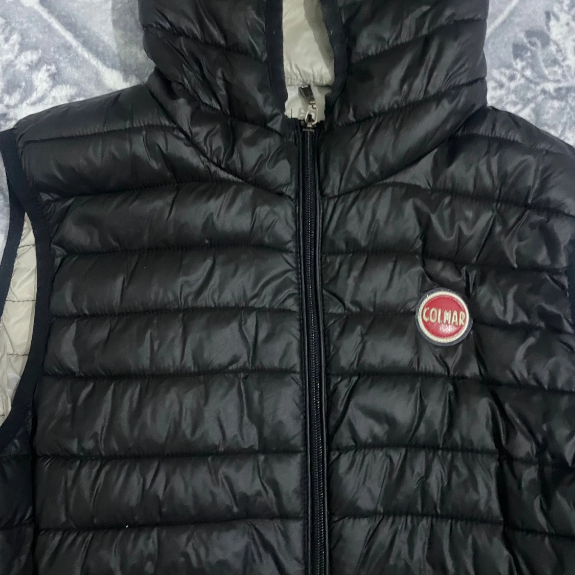 Svart dunväst från Colmar med huva - 1