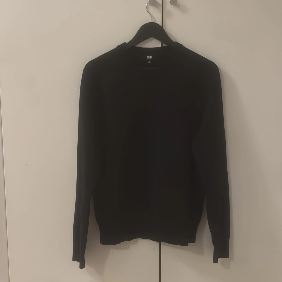 Svart stickad tröja från Uniqlo