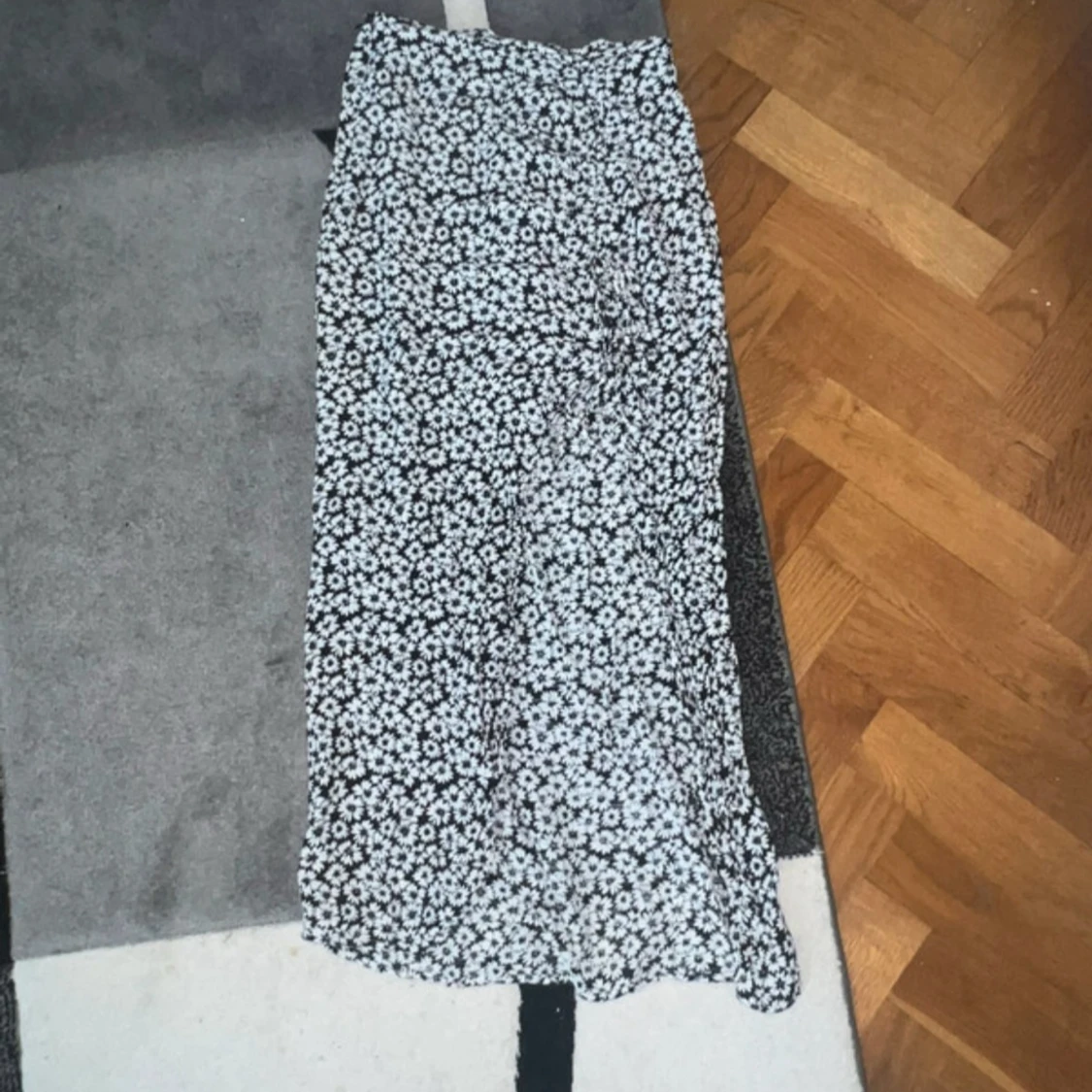 Svartvit blommig långkjol med slits - 2