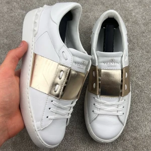 Valentino open guld - Valentino open guld | Skick: 9/10 | Storlek: 35 | Pris: 1799 kr | Tillbehör: Inget | Fler frågor? Hör av dig isåfall!