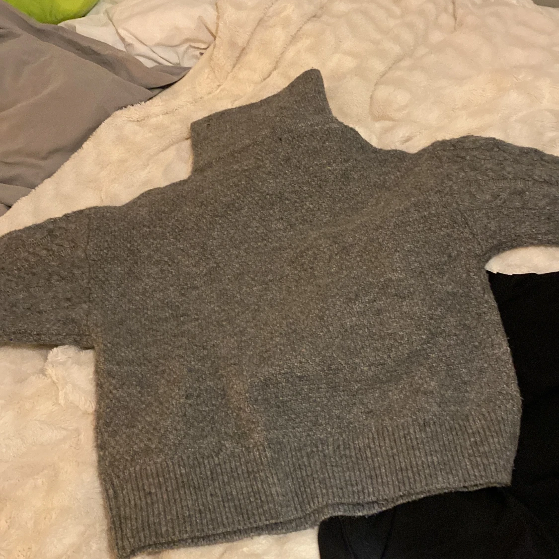 Grå stickad tröja  - 2