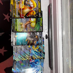 Pokémon TCG - Holo Rare Kortpaket 5 Jumbo kort - Samling med fem holografiska Pokémon-kort, inklusive Dragonite, Exeggutor och andra kraftfulla karaktärer. Perfekt för dig som vill boosta din samling eller spela med vänner. Kortens glansiga yta och coola motiv gör dem extra attraktiva för unga samlare och fans.