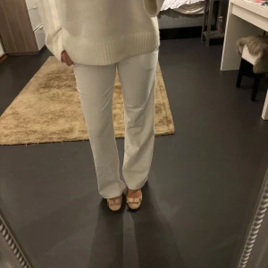 Vita raka linnebyxor med knappar - Snygga vita byxor med raka ben och lågmidjad passform. Byxorna har klassiska fickor fram och bak, samt stilrena knappar i beige ton. Är helt nya utan prislapp💕