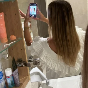 Superfin blus med volanger - Som ny