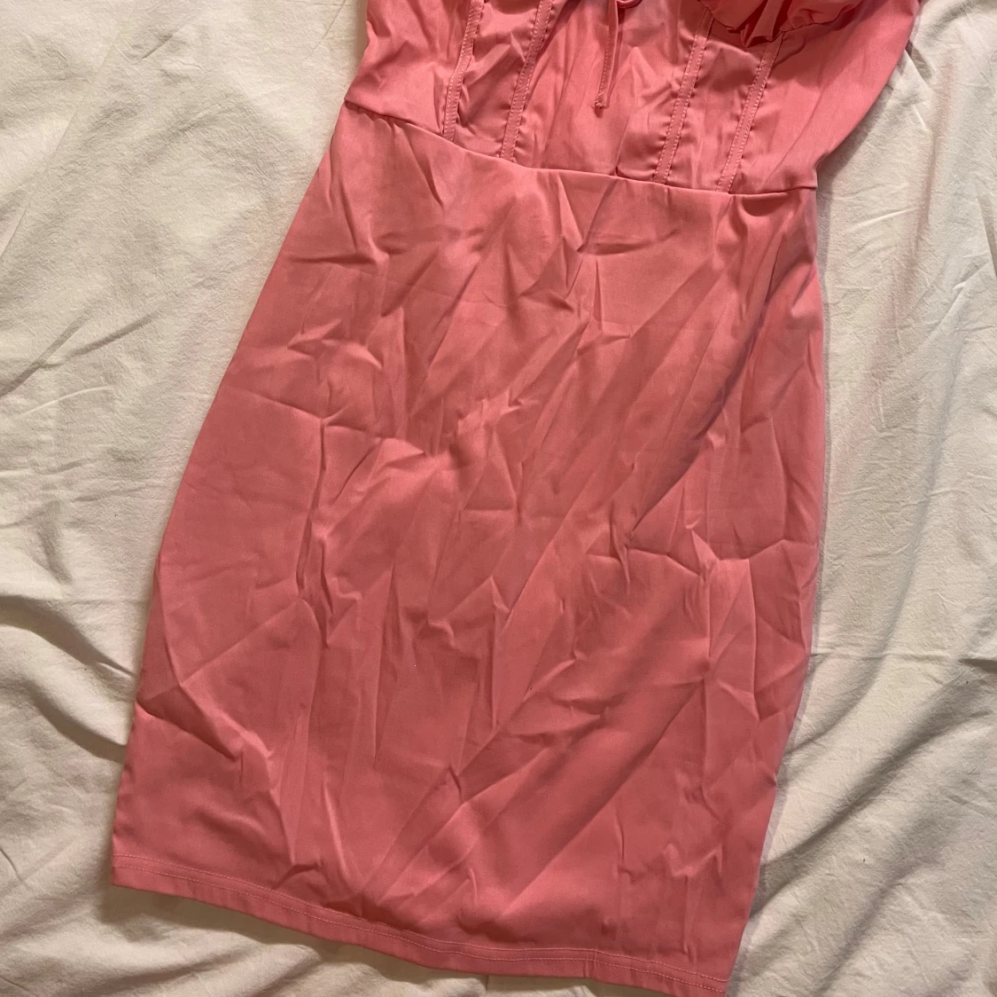 Ljusrosa klänning från Pretty Little Thing - 3