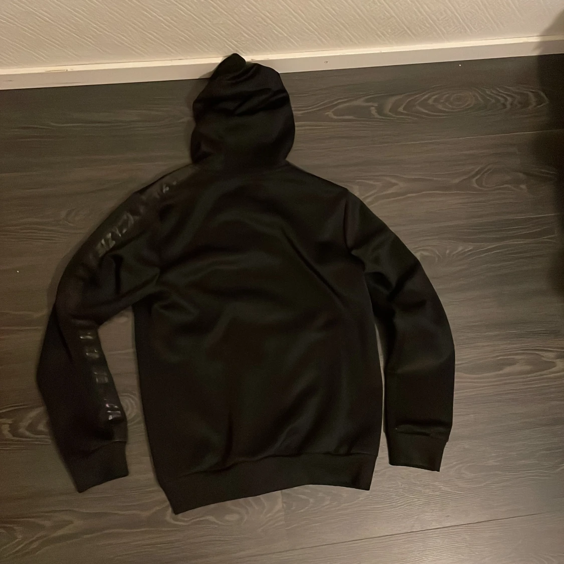 Svart hoodie från McKenzie med dragkedja - 1