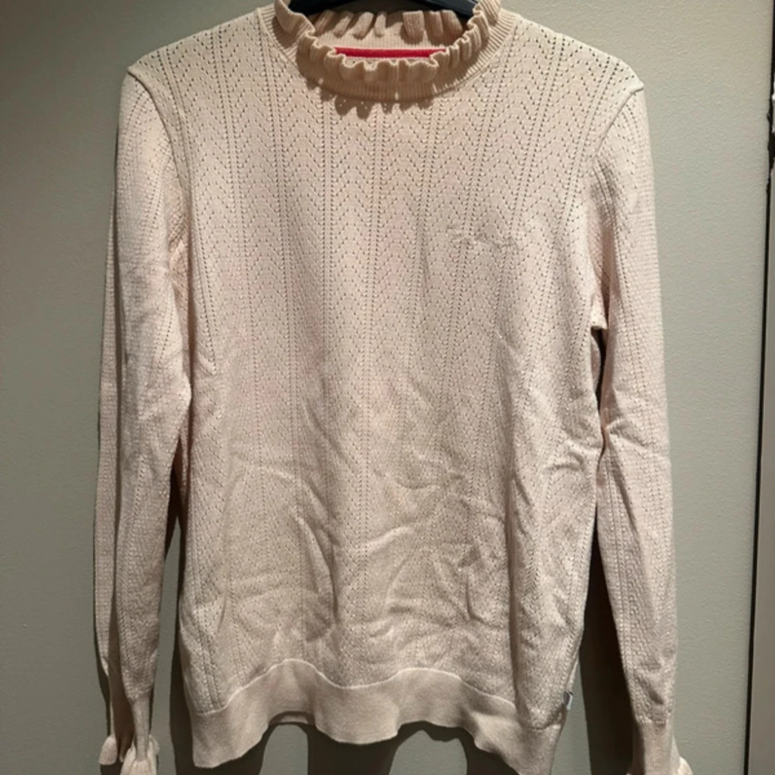 Ljusbeige stickad tröja med volangkrage