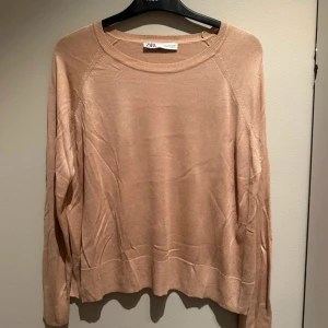 Beige stickad tröja från Zara - Enkel och stilren beige stickad tröja från Zara med rund halsringning och långa ärmar. Tröjan har ribbade muddar vid ärmslut