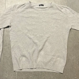 Grå kofta - Denna grå kofta i häftigt rutigt grått tyg i storlek S ifrån märket TEX