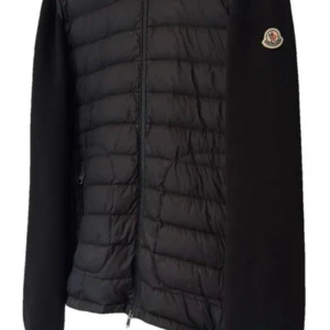 Svart Moncler cardigan jacka - Svart cardigan jacka från Moncler med quiltad front och stickade ärmar. Jackan har dragkedja hela vägen och Moncler-logga på vänster ärm. Snygg, stilren och perfekt för dig som gillar exklusiva märken och vill ha en jacka som sticker ut. Storlek L men passar även M. 2 defekter, skriv för bild