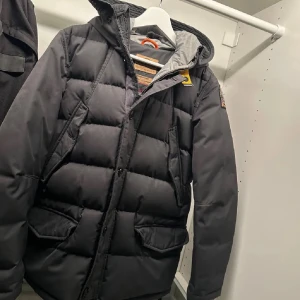 Vinterjacka Parajumper Young M (170) - Säljer min parajumper i storlek Young M ca storlek 170. Den är äkta och priset kan diskuteras. Dm för fler bilder.