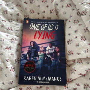 One of Us Is Lying - En spännande bok om fem ungdomar som hamnar i trubbel på Bayview High. Alla har hemligheter och när en av dem dör under mystiska omständigheter blir de misstänkta. Perfekt för dig som gillar mysterier, drama och hemligheter. Boken har även blivit en Netflix-serie.