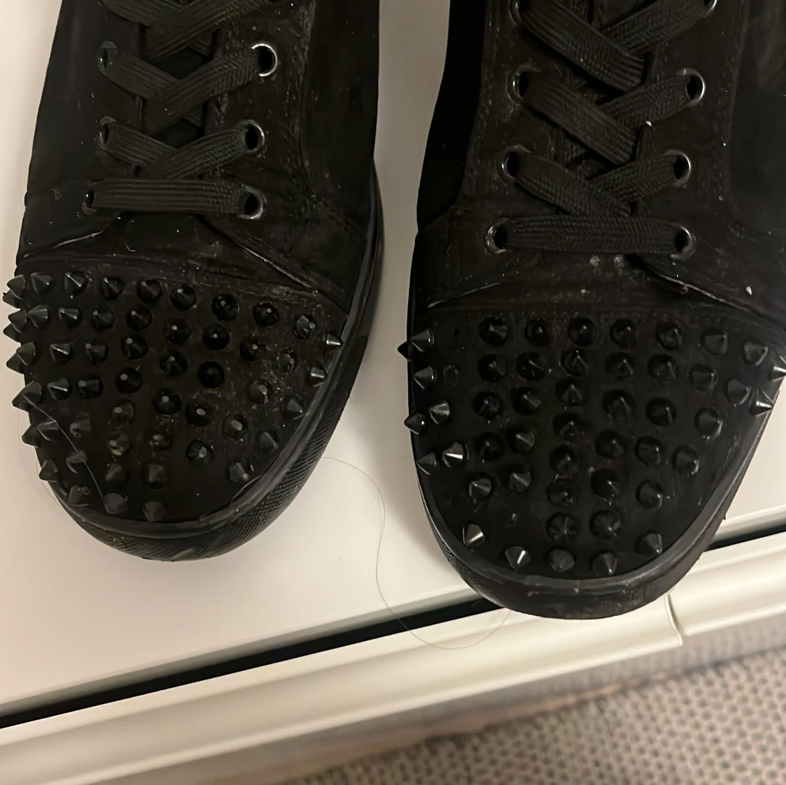 Svarta Louboutin sneakers med nitar - 1