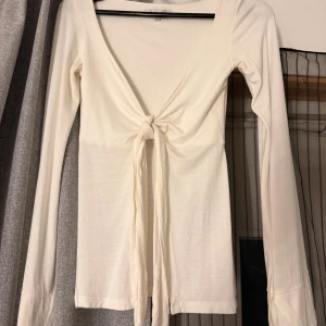 Vit topp med knyt framtill - Snygg tröja från design by si😍 använd max 2 gånger så superfint skick!! Stl xs/s