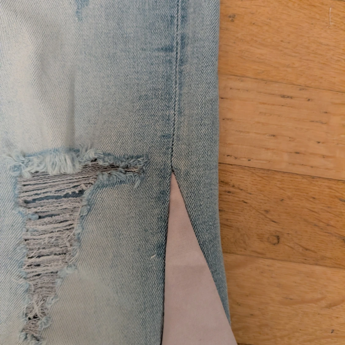 Ljusblå bootcut jeans med slitningar - 2