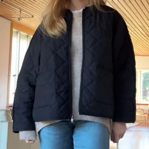 Svart quiltad jacka med dragkedja - Quiltad svart jacka. Köpt från Åhléns, osäker men tror Karin Wester. Knappt använd och i super skick💖💖💖