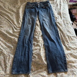 Blå raka jeans från Nelly - Snygga blå jeans från Nelly med klassisk femficksdesign och raka ben. Jeansen har normal passform och är tillverkade i bomull för en skön känsla. Perfekta till sneakers eller boots för en avslappnad look.