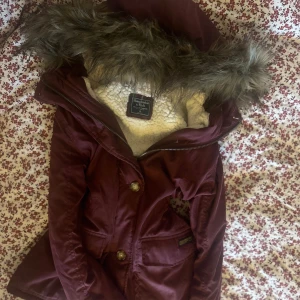 Abercrombie & fitch jacka  - Snygg vinröd jacka från abercrombie, justerbar midja💕rinora.16 på vinted 