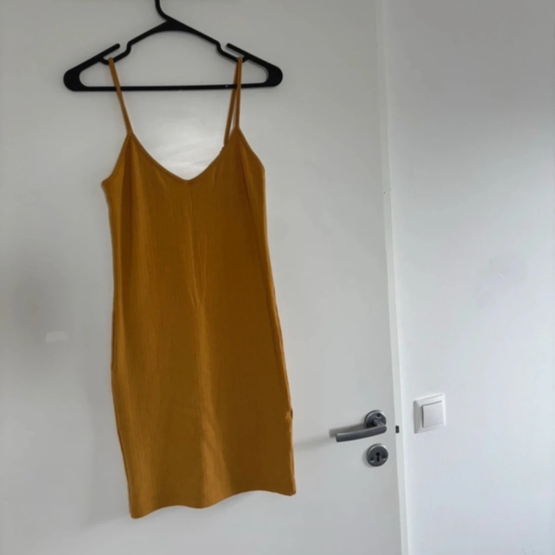 Gul ribbad kortklänning med smala axelband - 1