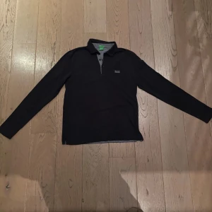 Långärmad piké Hugo Boss - Skitsnygg långärmad pikétröja från Hugo boss. Väl omhändertagen och i bra skick. Modern fit, sitter snyggt på kroppen