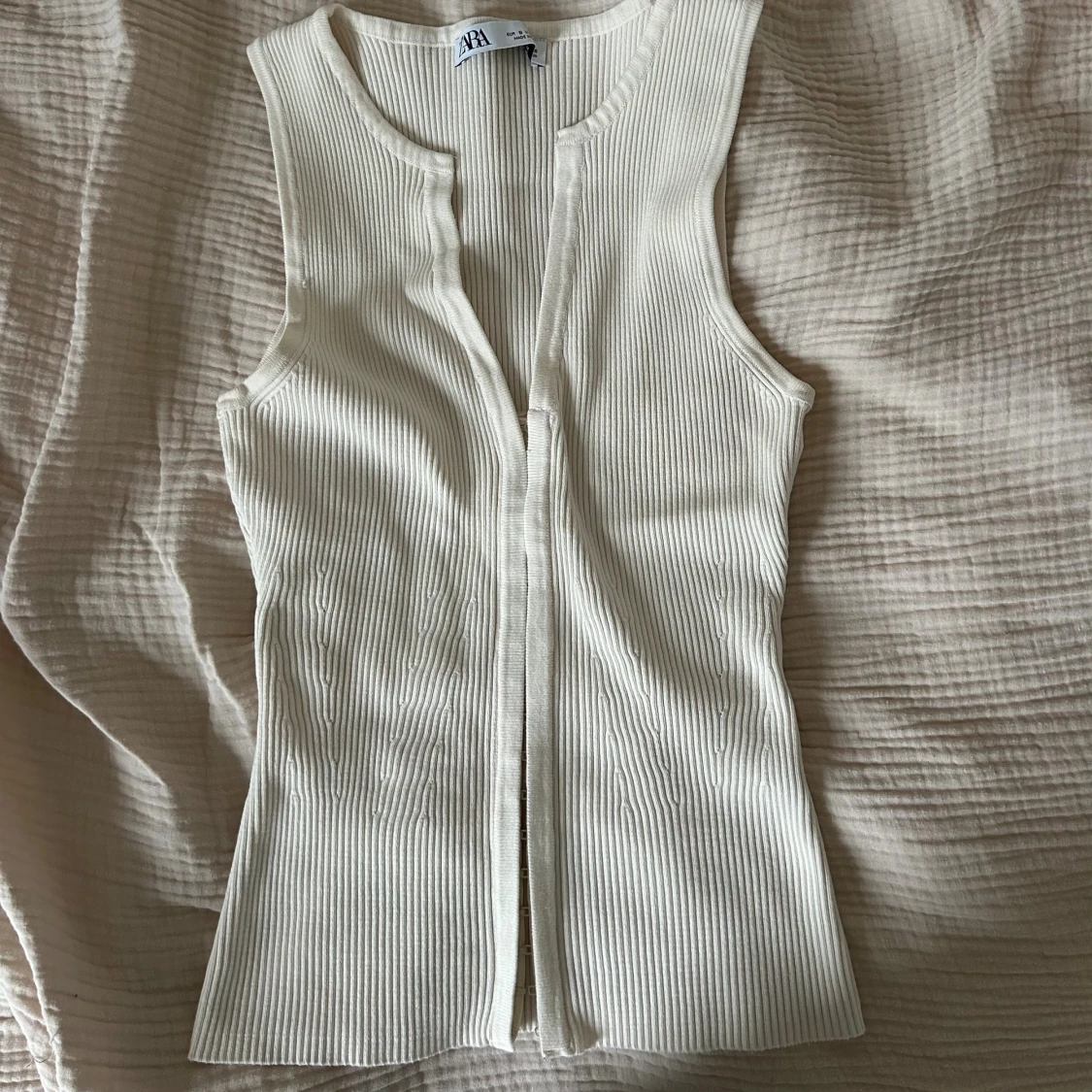 Ribbad ärmlös topp - 1