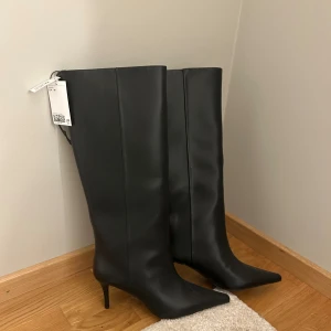 Svarta stövlar med spetsig tå - Svarta stövlar med spetsig tå. Vida i skaftet. Helt oanvända, säljer då jag inte fått användning av dem än🫶🏼🫶🏼känns sköna att gå i. Nypris 599kr