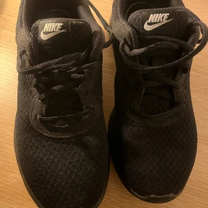 Träningsskor från Nike - Svarta träningsskor från Nike i bra skick,bara använda inomhus
